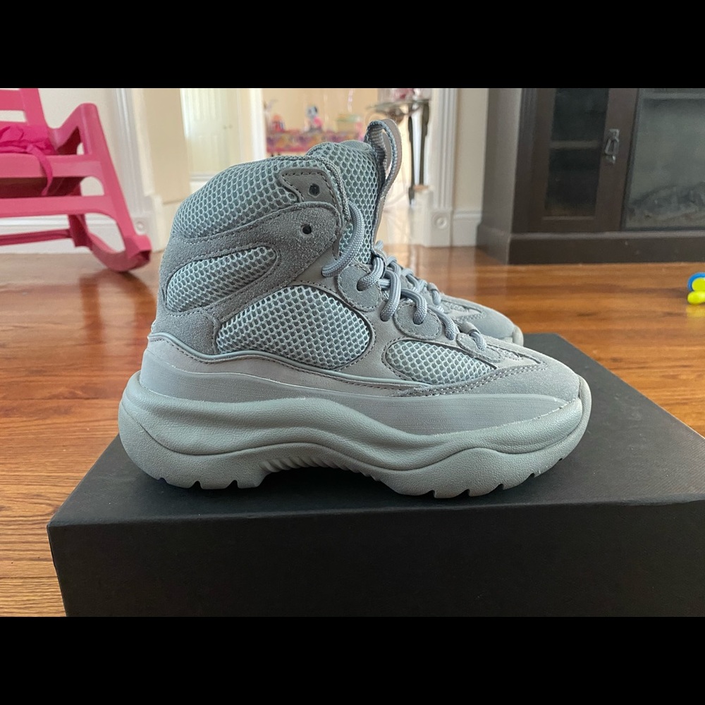 Yeezy Desert Boot Season 7- Size  35 / 4.5 women